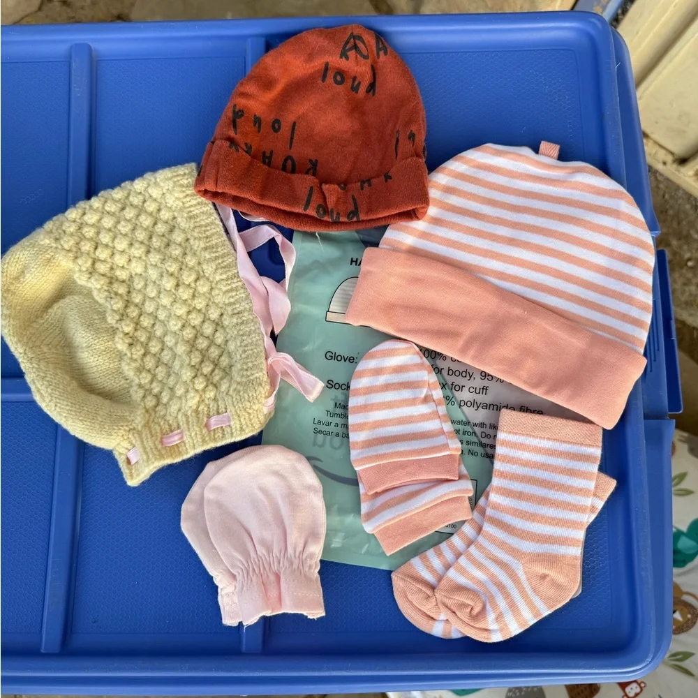Big bundle of newborn baby socks, mittens, caps, beanies - Picture 5 of 10